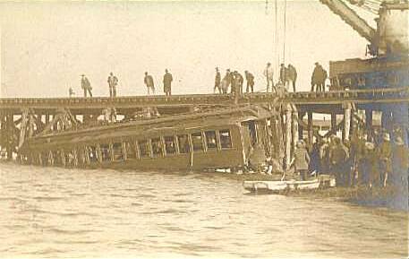 Historical photographic dossier for Atlantic County, New Jersey: 1906AtlanticCityTrainWreck.jpg